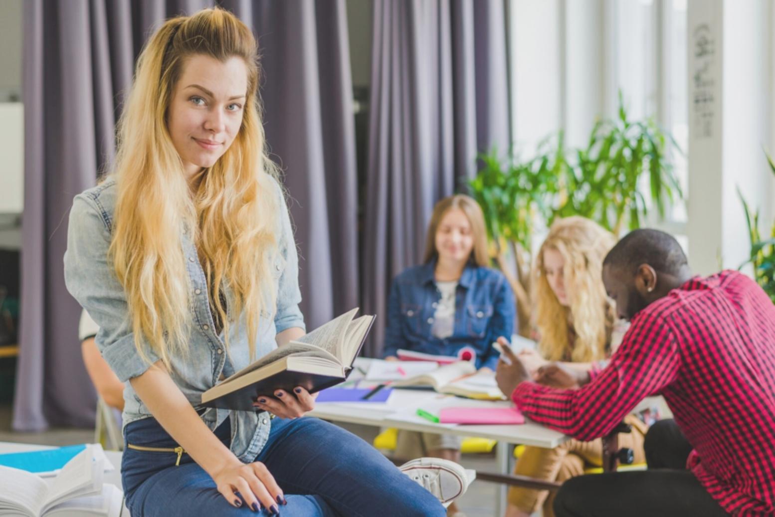Studenti pracující s finančními dokumenty při jazykové podpoře